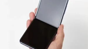 هاتف آيفون القابل للطي يتخلى عن ميزة تقليدية لأول مرة